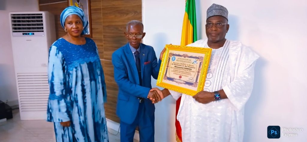 Journalisme Citoyen – Action pour la République (JCAR), distinction honorifique décernée au Ministre de l’Economie et des Finances