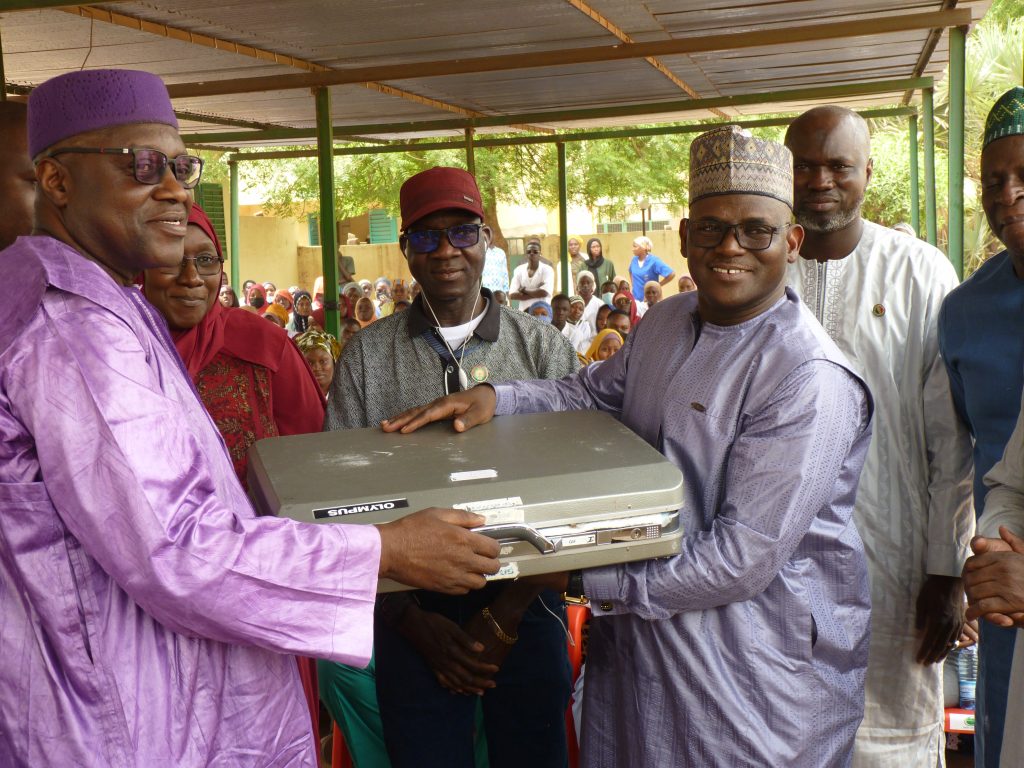 Haut Conseil des Maliens Établis en Allemagne : Remise d&rsquo;équipements médicaux au Centre de Santé de référence de Kalaban Coro