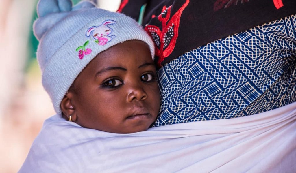 6 December 2017. Sikasso region, Mali.
Baby behing her mother, Health Center, Fama village.