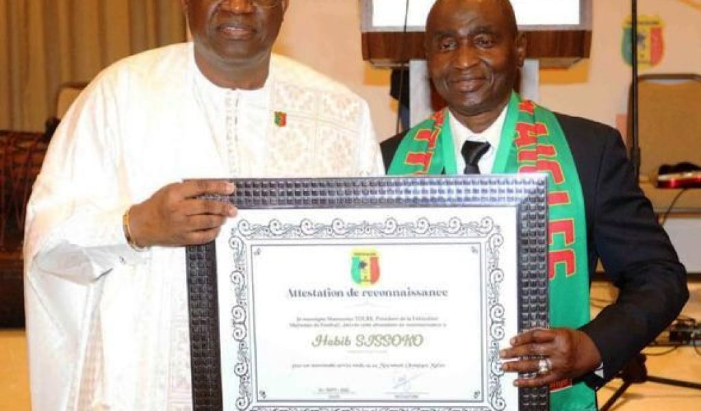 La FEMAFOOT a décerné une Attestation de reconnaissance au président du CNOSM, Habib Sissoko, pour sa contribution au développement du sport