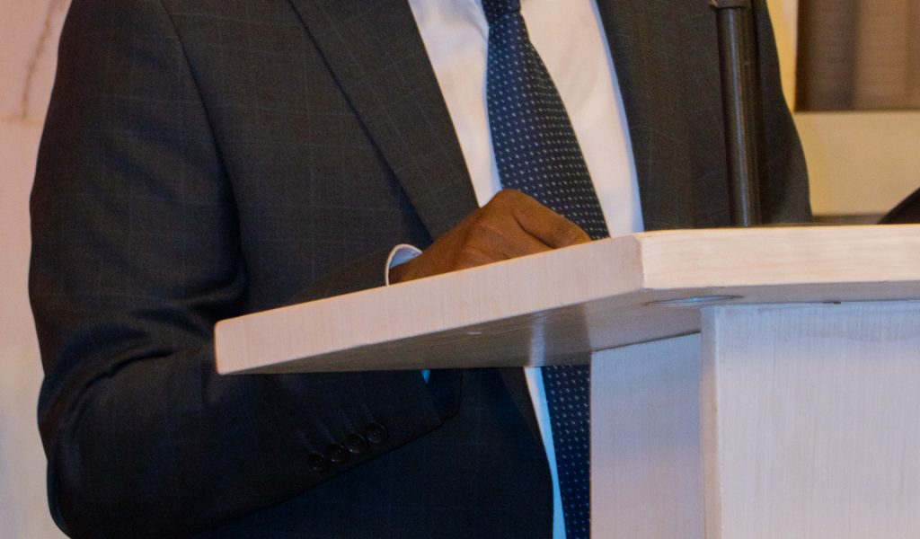 Le Vérificateur Général, Samba Alhamdou Baby présentant le Rapport 2021 de son Bureau remis au président Assimi Goïta le mardi 29 novembre 2022