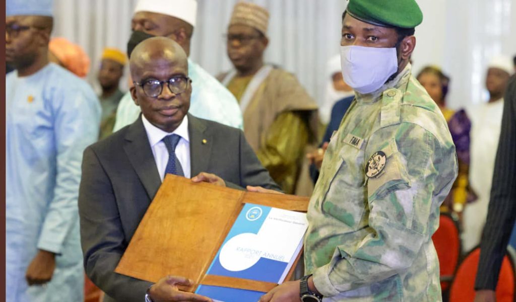 Le Vérificateur Général, Samba Alhamdou Baby, remettant le Rapport 2021 de son Bureau au Colonel Assimi Goïta le mardi 29 novembre 2022